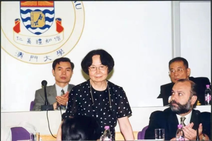2000年，叶嘉莹先生在澳门中华诗词国际研讨会上。南开大学供图