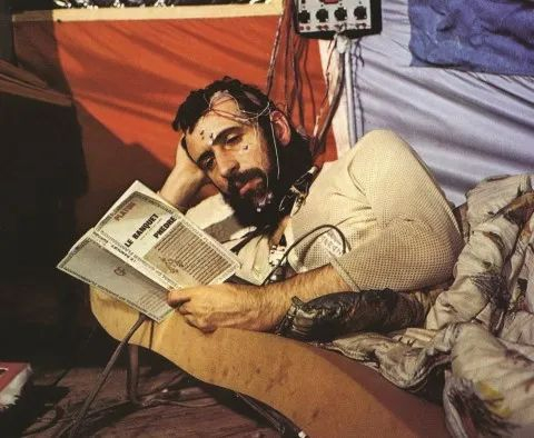 在洞中阅读的Siffre——然而，书籍并未拯救他逐渐崩溃的精神 | M. Siffre