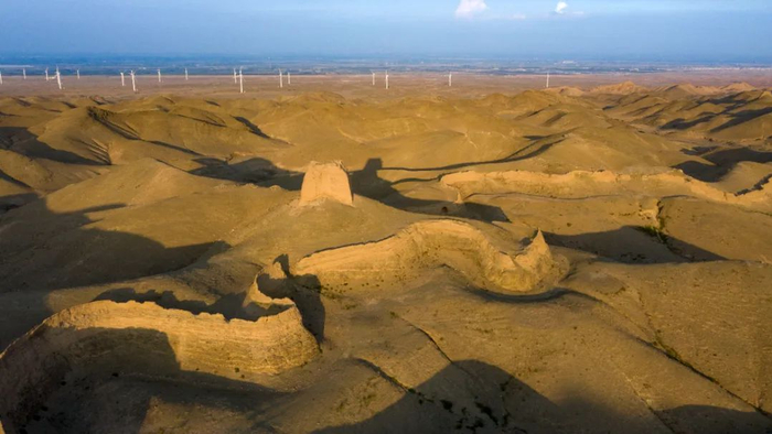 位于宁夏银川市境内的三关口土夯明长城（无人机照片）。新华社记者冯开华摄