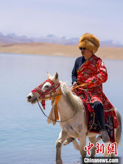 王军强身着藏北牧民服装，骑马在申扎县雄梅镇江雄村留念。　旦增罗布 供图