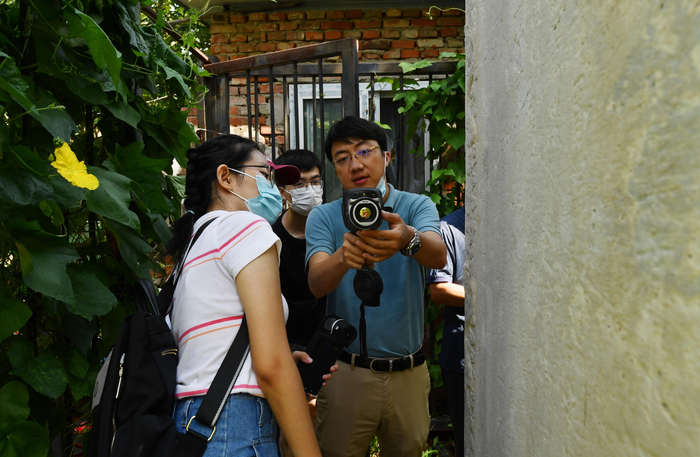 北京市考古研究院科技保护研究室主任张涛教学生使用仪器观测石碑。新京报记者 李木易 摄