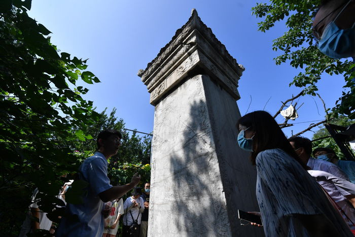 北京建筑大学的学生们在观测正阳桥疏渠记碑。新京报记者 李木易 摄