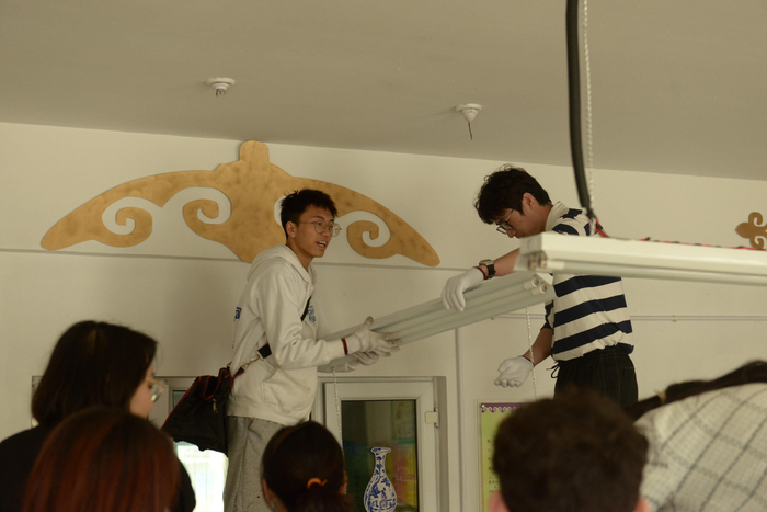 “梦之网”公益实践支队成员正在安装照明设备。受访者供图