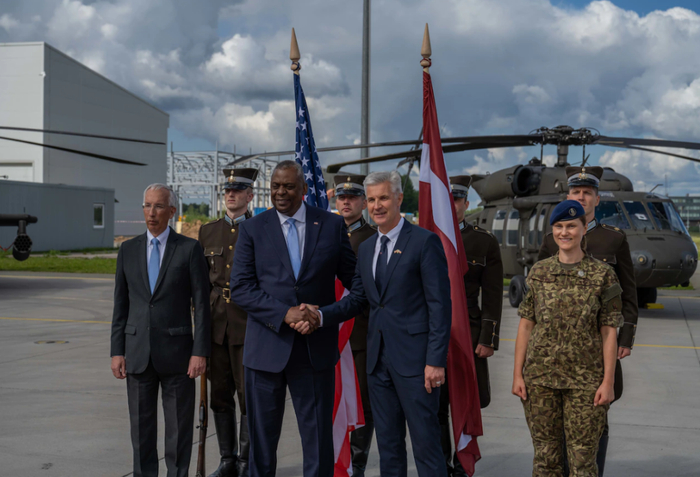 8月9日，美国防长奥斯汀和拉脱维亚防长帕布里克斯在利尔瓦德空军基地