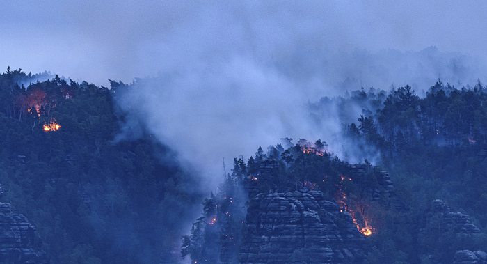 当地时间2022年7月27日，德国施米尔卡附近的萨克森瑞士国家公园发生森林大火。