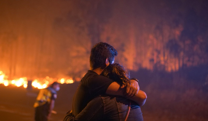当地时间2022年8月5日，西班牙加利西亚大区新一轮山火烧至附近的村庄。