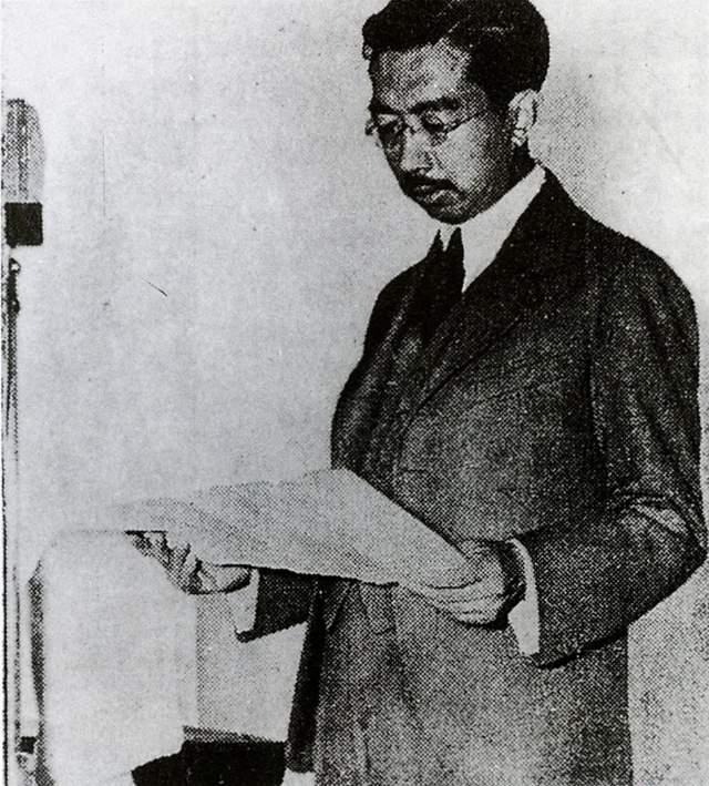 　　1945年8月15日，日本天皇裕仁宣布无条件投降。图为裕仁天皇向全国发表广播讲话，接受《波茨坦公告》，宣布无条件投降。图源：视觉中国