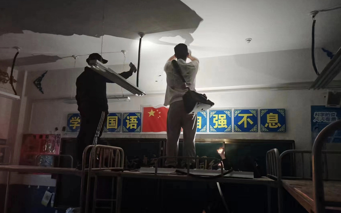 队员为学校教室更换照明设施。受访者供图