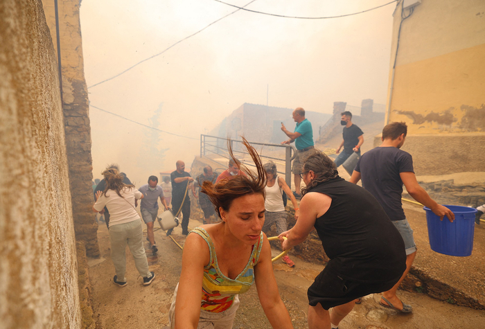 当地时间2022年8月13日，西班牙萨拉戈萨，当地居民灭火救援。