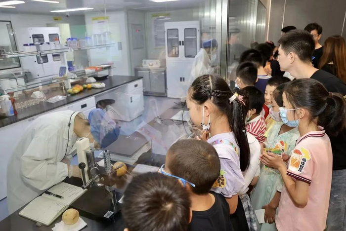 7分甜暑期活动“探秘鲜果茶实验室”