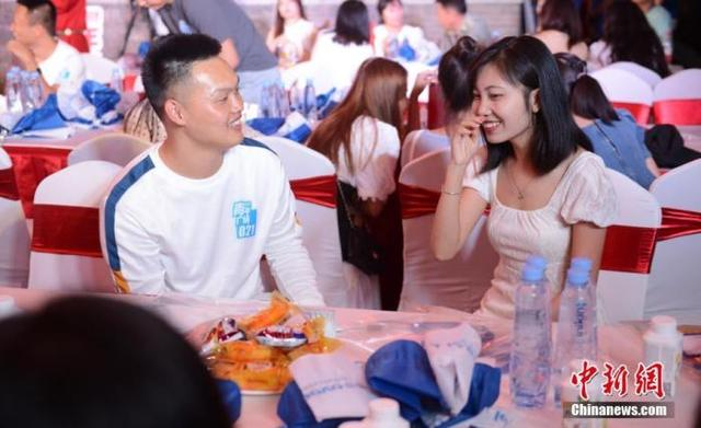 年轻人在相亲会上交谈。中新社记者 刘文华 摄 