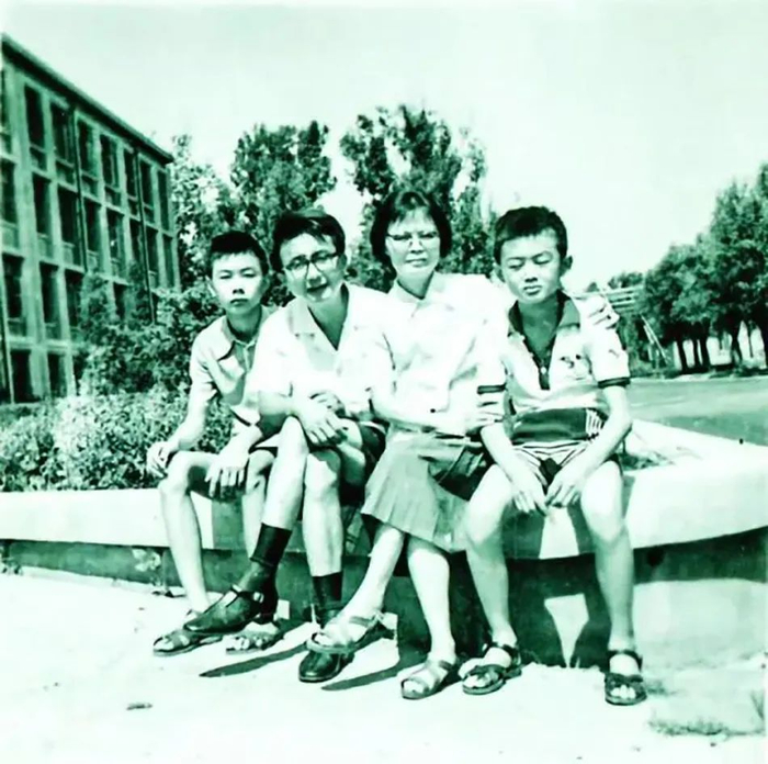 一家四口合影，右一为金晓宇 受访者供图