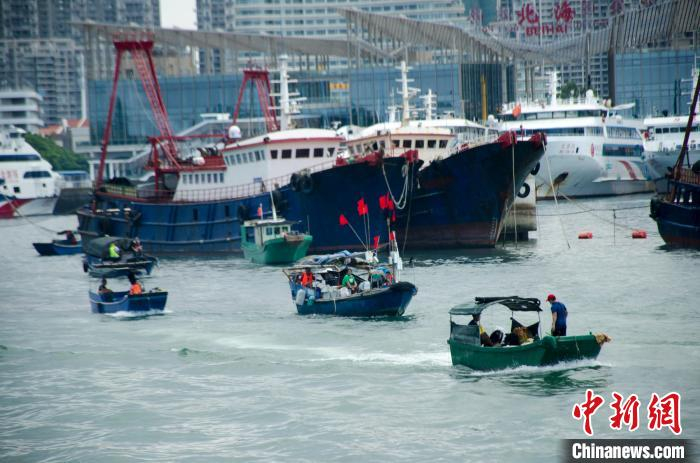 图为8月16日中午出海的小渔船。　翟李强 摄