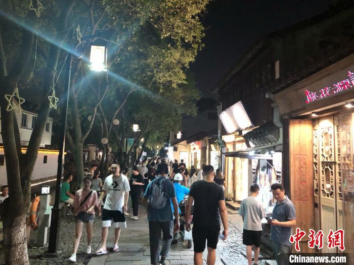 夜晚的平江路。吴家驹 摄