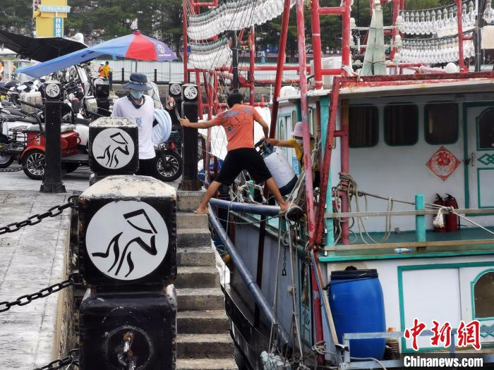 渔民搬运煤气罐上船。　翟李强 摄