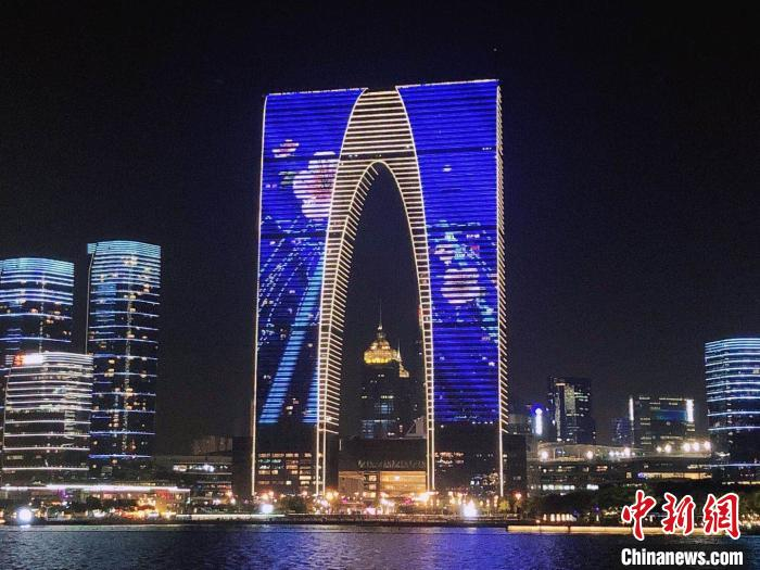 苏州东方之门灯光秀。吴家驹 摄