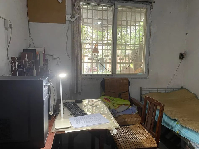 金晓宇正在翻译时的书桌，屋内光线昏暗