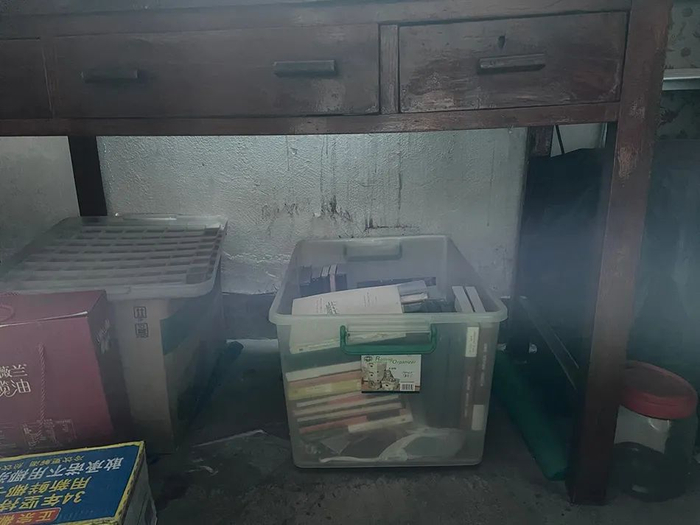 金晓宇已翻译22本书，出版12本，全部摆放在箱子里