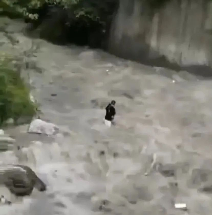 生还只是侥幸，山洪一旦爆发，大多数情况下孤立无援。