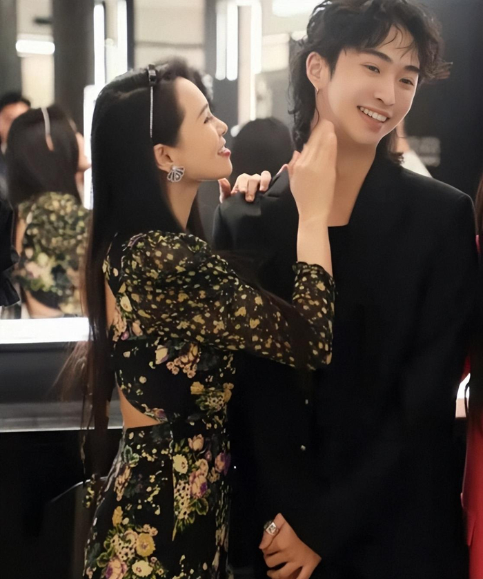 伊能静晒和儿子庾恩利合照,一身长裙身材优越,与儿子酷似姐弟