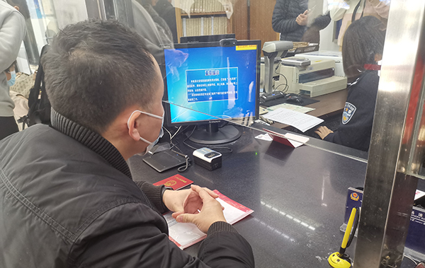 在上海工作生活的浙江户籍居民徐先生办理新生儿跨省入户。上海市公安局供图