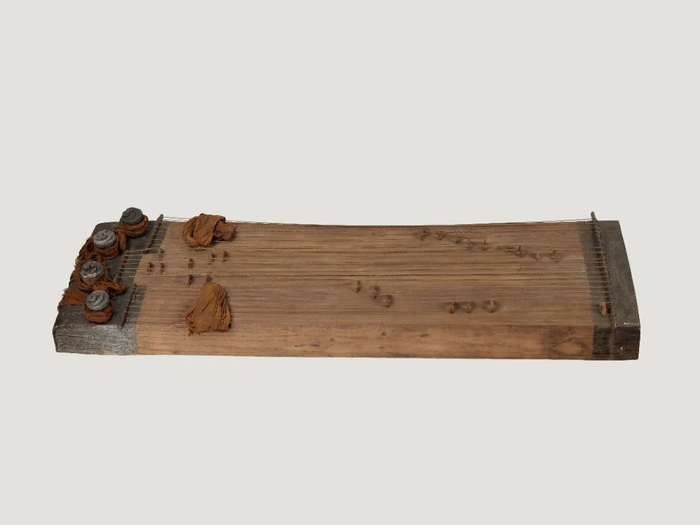 西汉 二十五弦瑟（展出为复制品） 材质：木 湖南博物院藏