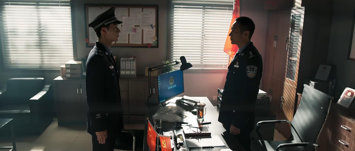 王一博（左）饰 陈宇