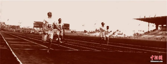 1924 年 7月 11日，法国巴黎奥运会男子 400 米决赛，李爱锐夺得冠军，并打破当时的世界纪录。天津文史专家 罗澍伟先生 供图