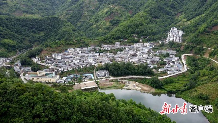 青山环绕的武都区裕河镇。新甘肃·甘肃日报记者 刘健 摄（组图）
