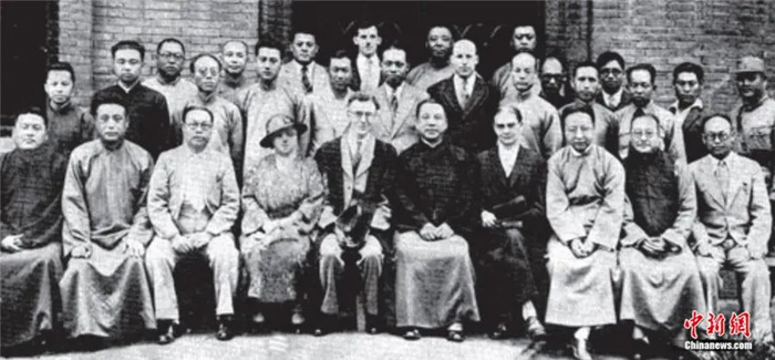 1937 年《新学年刊》中的全体教员合影，第 2 排左起第 7 人穿西装者为李爱锐。天津文史专家 罗澍伟先生 供图