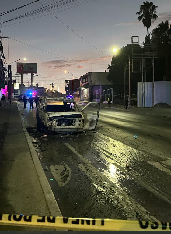 如今遭受到黑帮报复性行动的地区皆沦为"鬼城",街头多处浓烟四起,警车