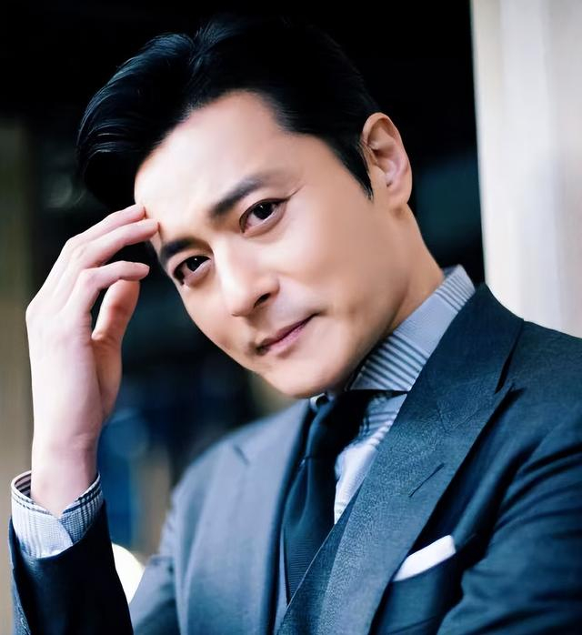 张东健因丑闻沉寂近三年，首度与老婆合体秀恩爱，50岁颜值很能打