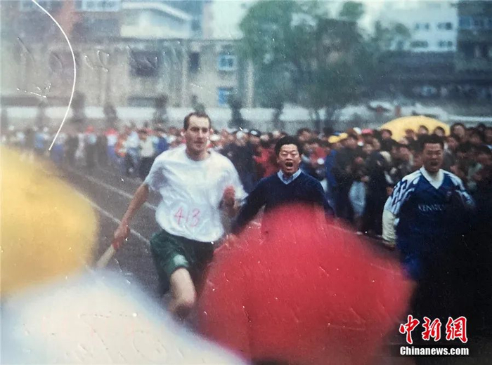 李爱锐传记小说《决赛》作者艾辛格在江西师范大学参加田径比赛。受访者供图