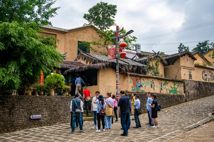  游客在腾冲市清水乡三家村中寨司莫拉佤族村参观。新华社记者 陈欣波 摄