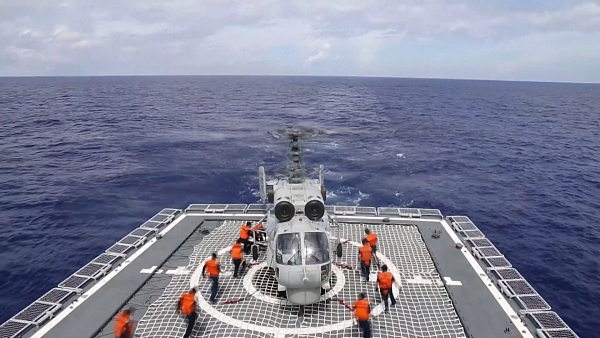 东部战区接续开展联合演训组织联合反潜和对海突击行动。图源：视觉中国