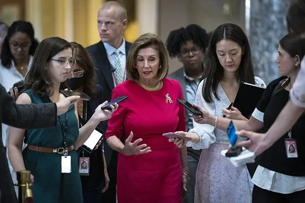 佩洛西回国后首次接受采访：窜台是遵循总统政策方向。图源：视觉中国