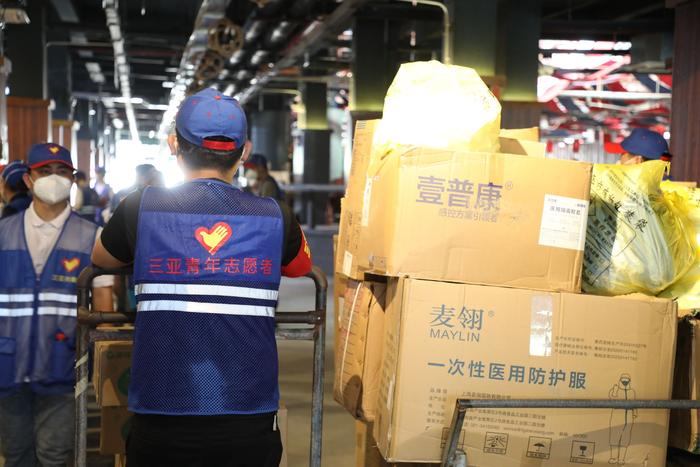 这名来自海南医学院第一附属医院的男护士,在2020年进过武汉的方舱