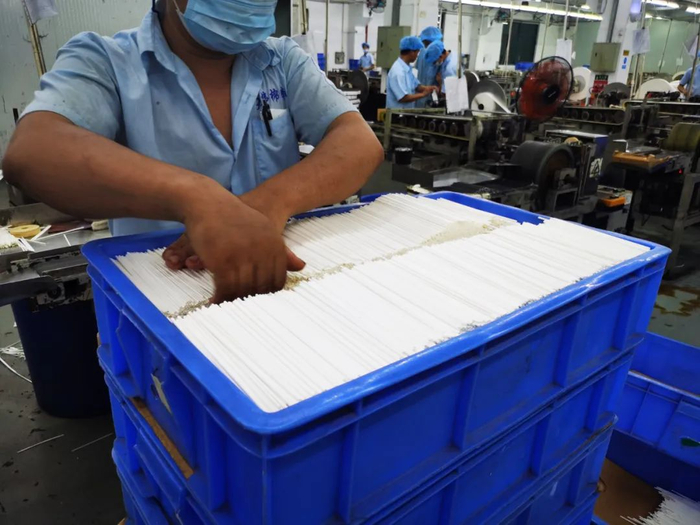 工人收集起来的长棉棒