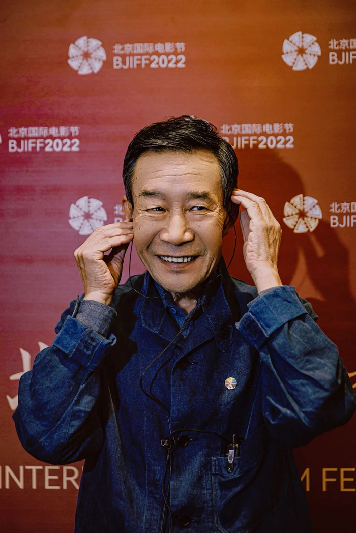 ▲李雪健认为，吃演员这口饭要凭良心，要对得起自己，更要对得起观众。  新京报记者 郑新洽 摄