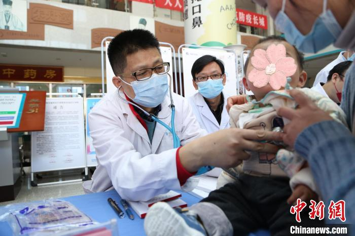 吕勇在接诊。　吴家炜 摄