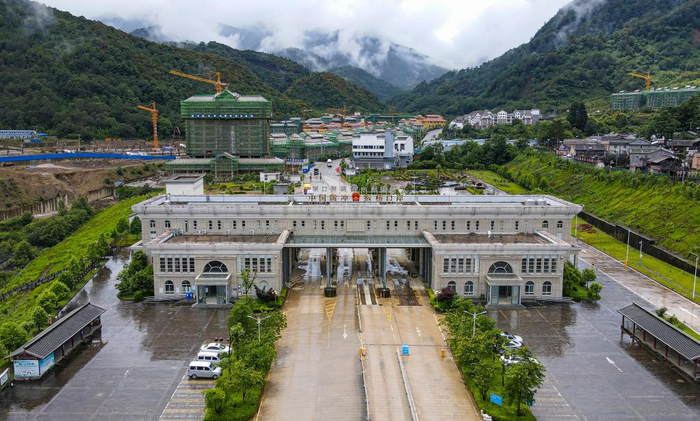这是腾冲猴桥口岸国门（无人机拍摄）。新华社记者 陈欣波 摄