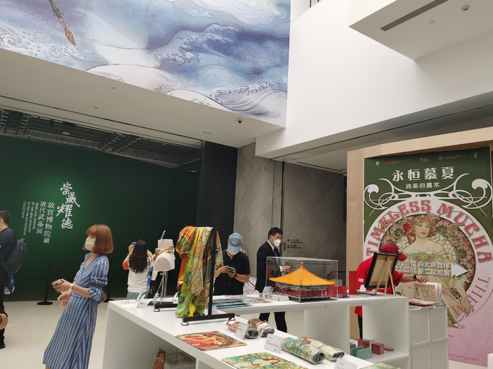 嘉德艺术中心内，清代武备展、永恒慕夏特展、隈研吾建筑设计展等三场展览同时进行，吸引了不少市民前来参观。  新京报记者 陈琳 摄