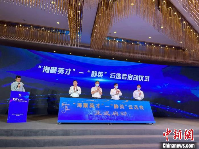 政府部门正探索将传统的线下人才服务模式延伸至线上的“云端”服务模式。　孙倩 摄