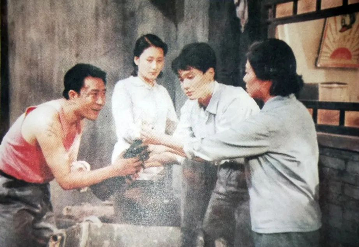 ▲李雪健说，他是个幸运儿，就比如在电视剧《渴望》中，他饰演的宋大成（左一）原本只是配角，因为观众喜欢把他当成了主角。