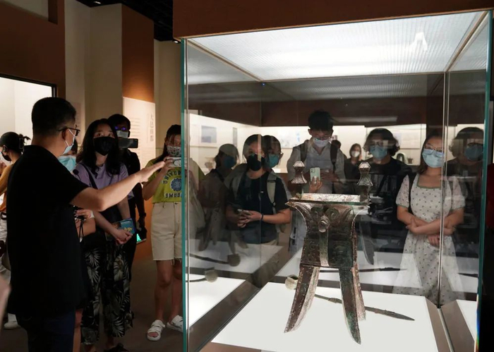 8月15日，上海多所高校的中外学生代表观看正在举行的“宅兹中国——河南夏商周三代文明展”。新华社记者刘颖摄