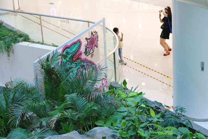 凯德MALL·大峡谷，家长正在为孩子拍照。新京报记者 郑明珠 摄