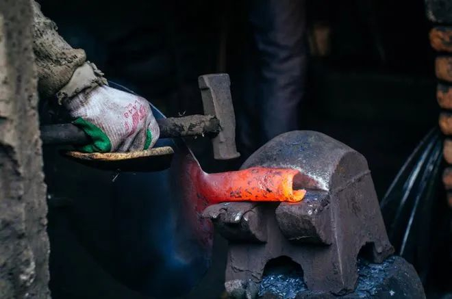 ▲ 历经十二道工序，十八遍火候，在一千度左右的高温锤炼，经受上万次锻打，方得一口好的章丘铁锅。（摄影 王雅洁）
