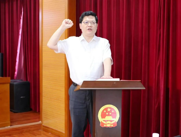 会议现场，聂伟迅进行宪法宣誓（图片来源：天津南开人大）