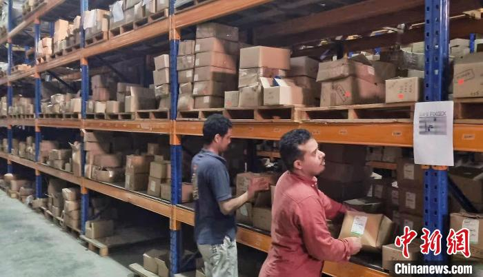 图为邯郸市永年区一公司的海外仓仓库内，工作人员正在给客户分拣订单货物。　受访单位供图