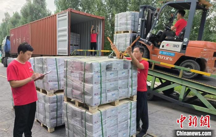 图为工作人员正在准备将一批紧固件货物运往中东海外仓。　受访单位供图